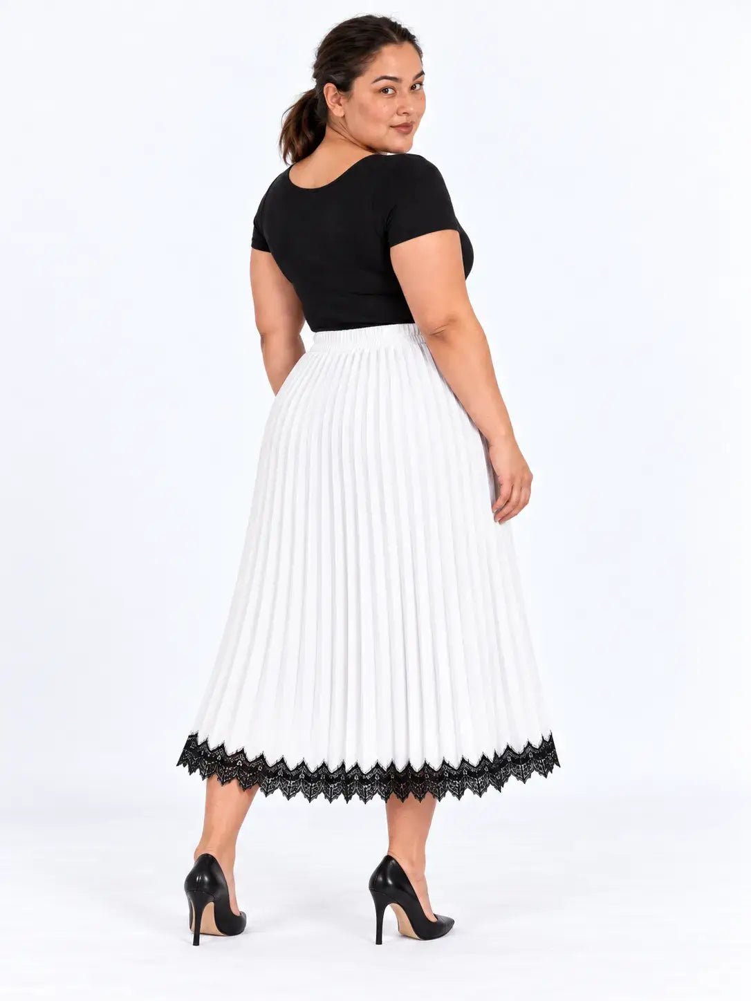 Vista de costas da saia midi plus size branca plissada, com cós alto e acabamento de renda preta na barra.