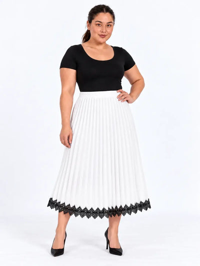 Saia Midi Plus Size Plissada com Renda Preto e Branco