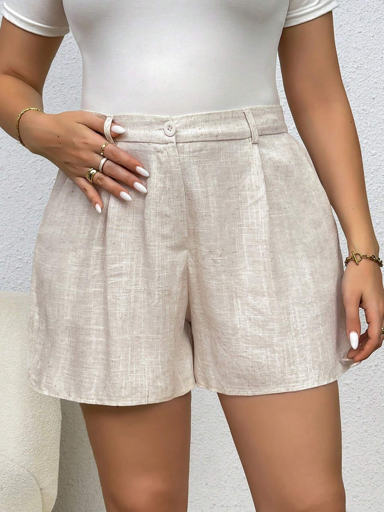 Short Plus Size em algodão e linho, cintura alta, bolso prático, leve e respirável. Conforto casual para dias quentes de primavera e outono.