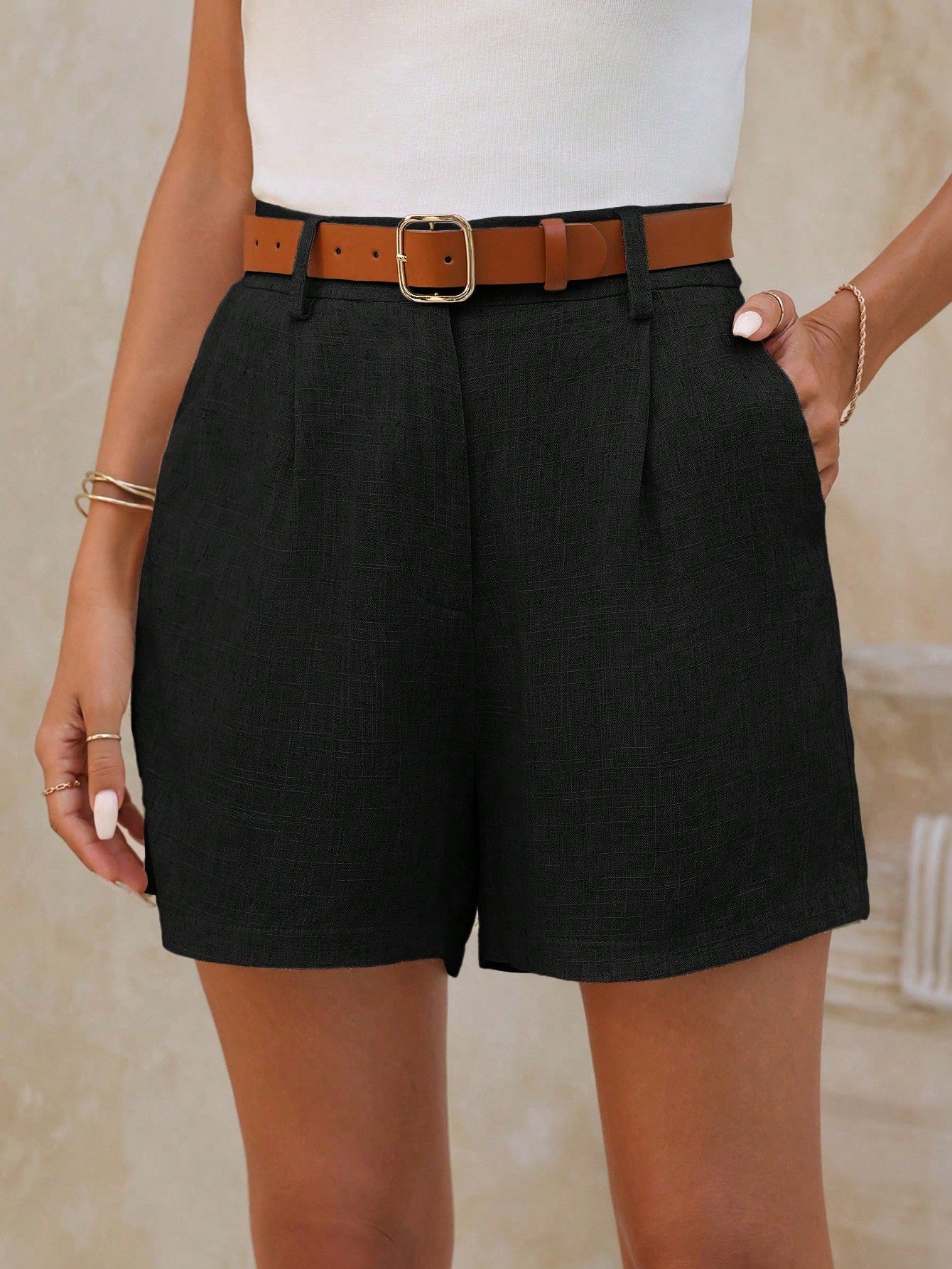 Short feminino preto em algodão e linho, cintura alta, bolso prático, leve e respirável. Conforto casual para dias quentes de primavera e outono.