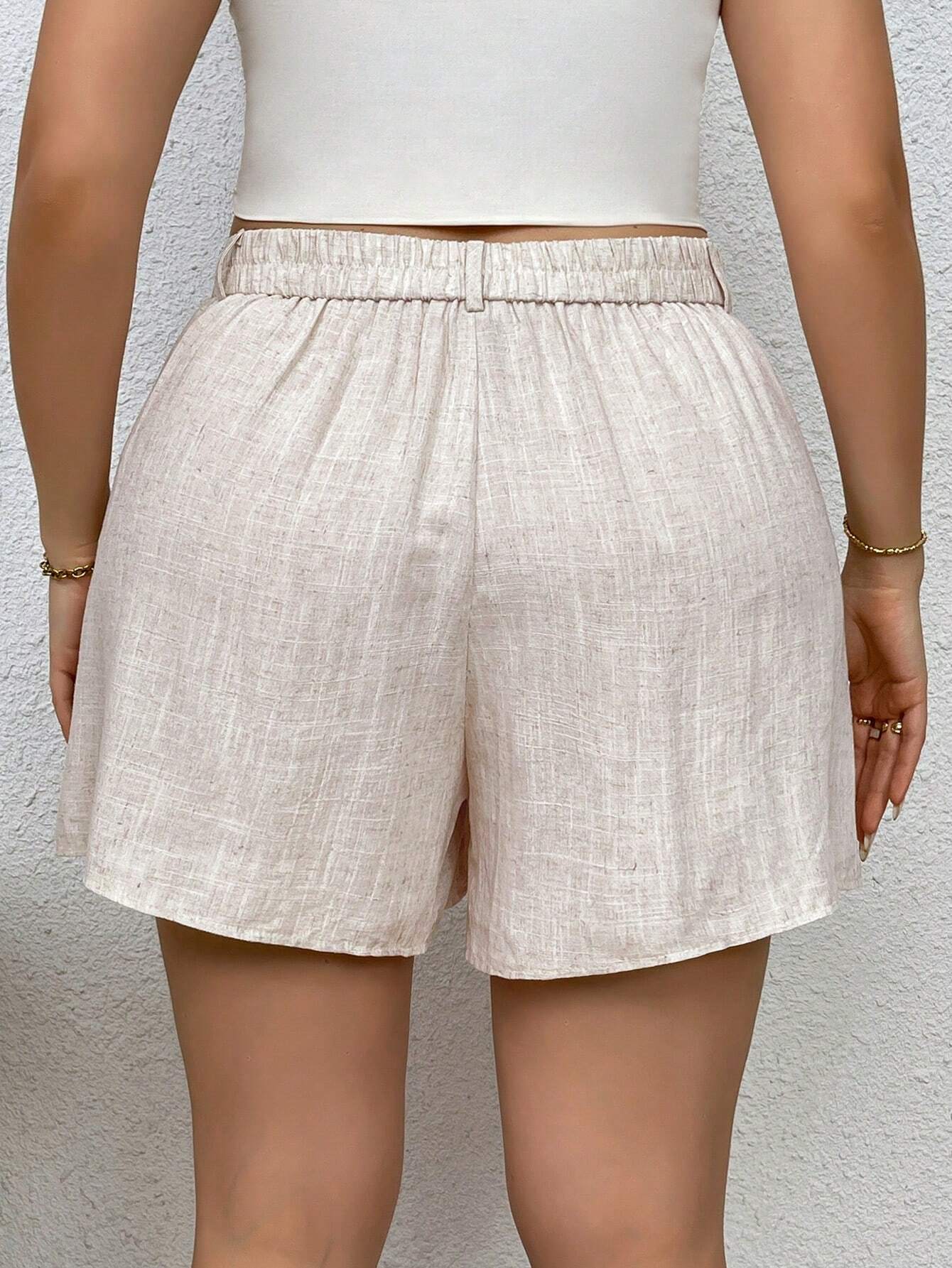 Short feminino em algodão e linho, cintura alta, bolso prático, leve e respirável. Conforto casual para dias quentes de primavera e outono.