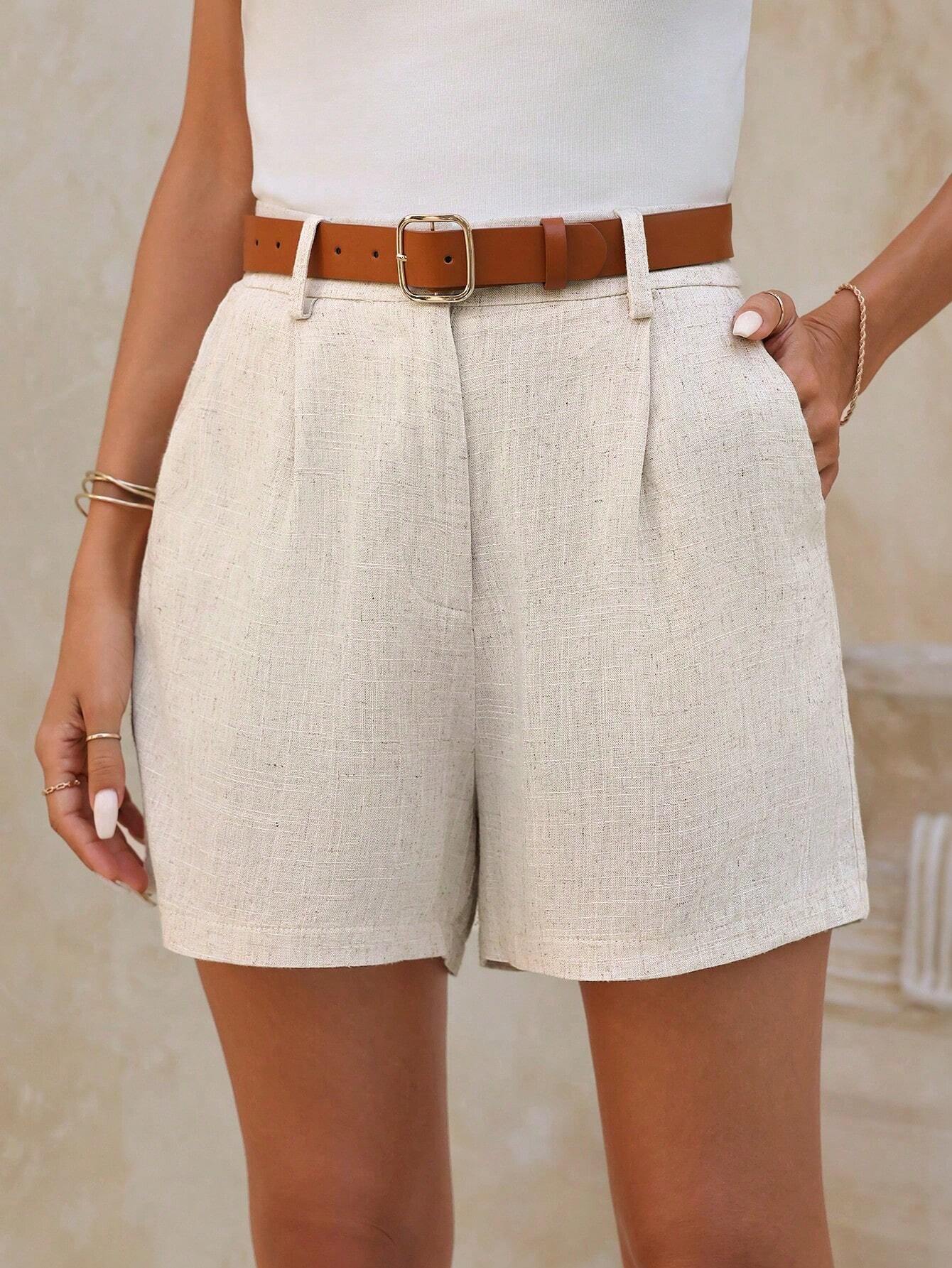 Short feminino confortável em algodão e linho, cintura alta, bolso prático, leve e respirável. Conforto casual para dias quentes de primavera e outono.