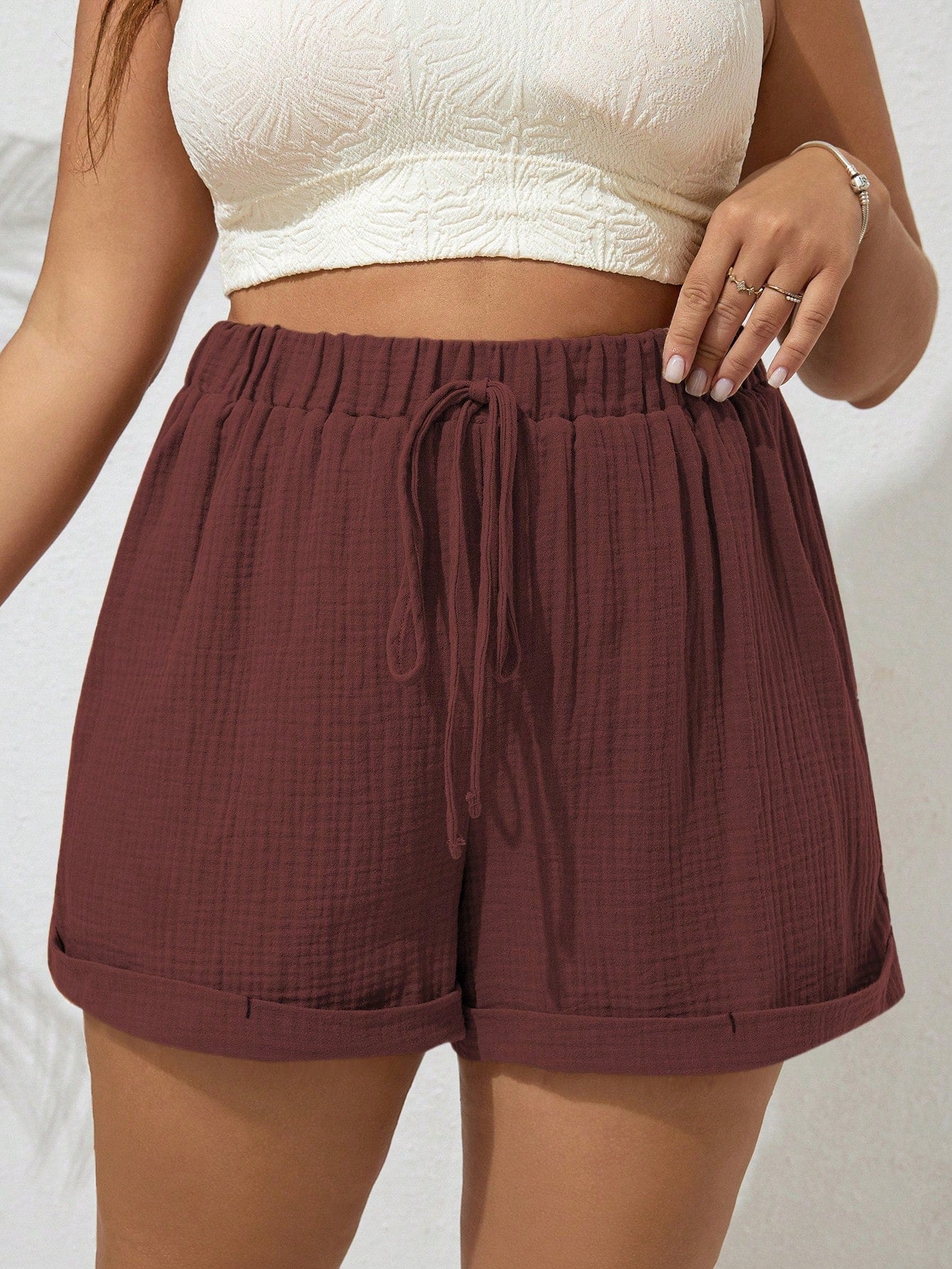 Short feminino na cor vinho, em 100% algodão, caimento solto e confortável. Detalhe de nó charmoso, ideal para qualquer ocasião. Frete grátis para todo o Brasil.
