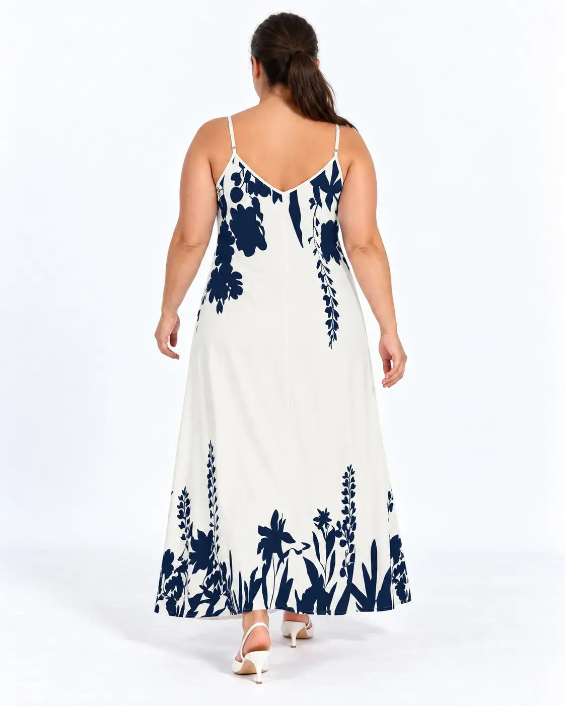 Vista de costas do vestido longo plus size de fundo claro, com estampa botânica azul-marinho, alças finas e decote em V.