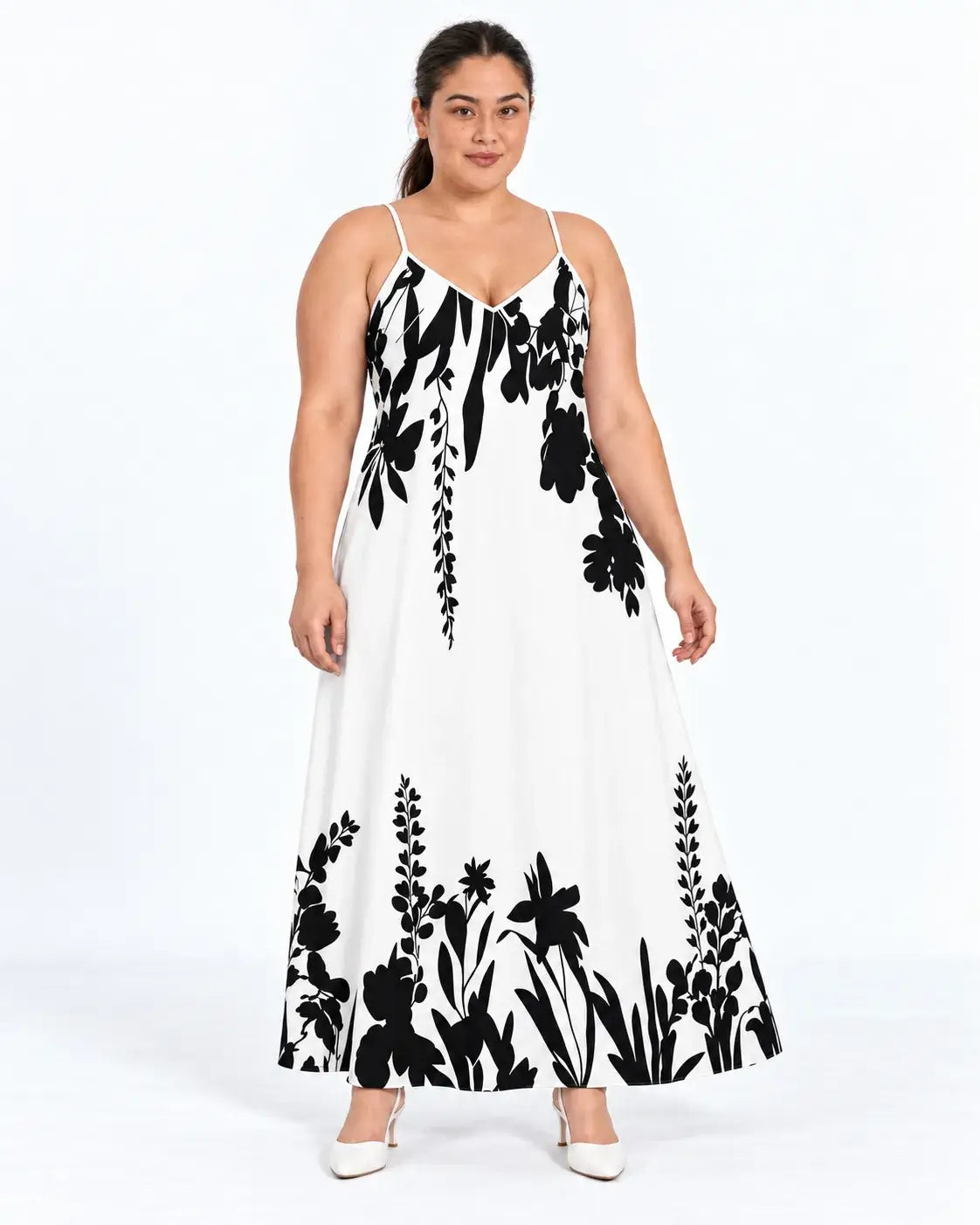 Vista frontal do vestido longo plus size branco com flores e folhagens pretas em contraste, alças finas e decote em V.