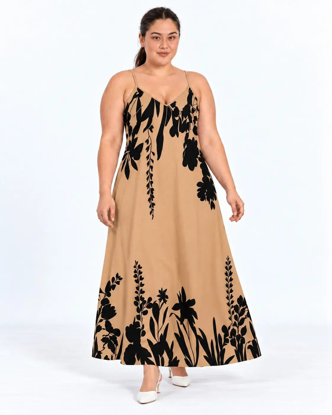 Vestido longo plus size marrom-claro com estampa botânica preta, alças finas e decote em V, visto de frente.