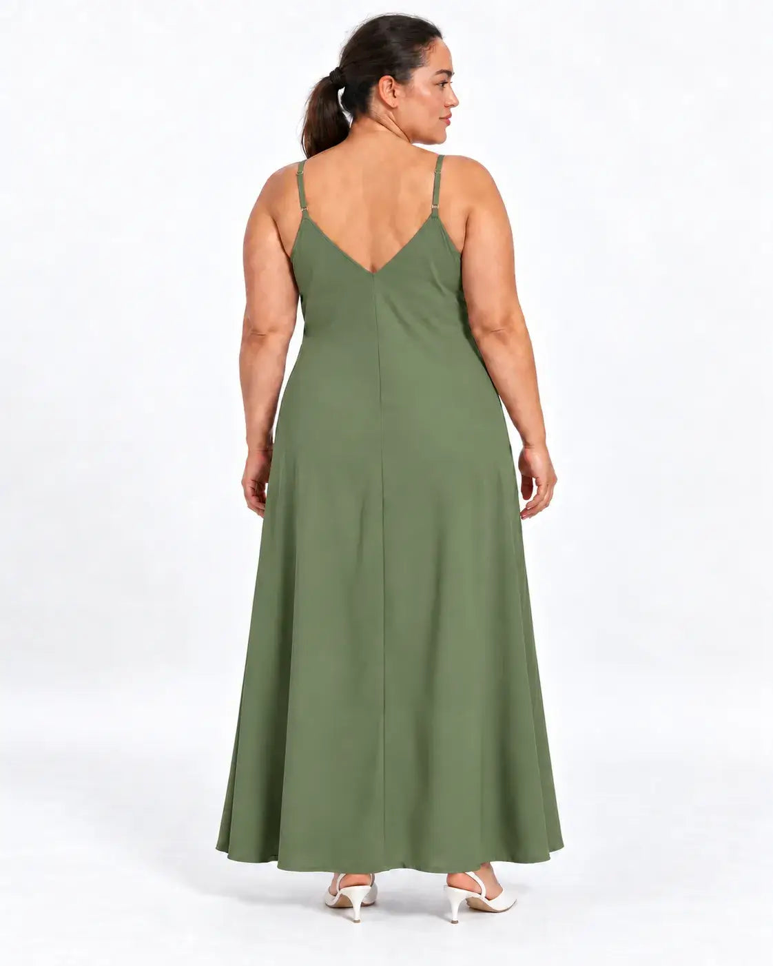 Vestido longo plus size verde visto de costas na modelo, com alças finas, decote em V e parte posterior lisa.