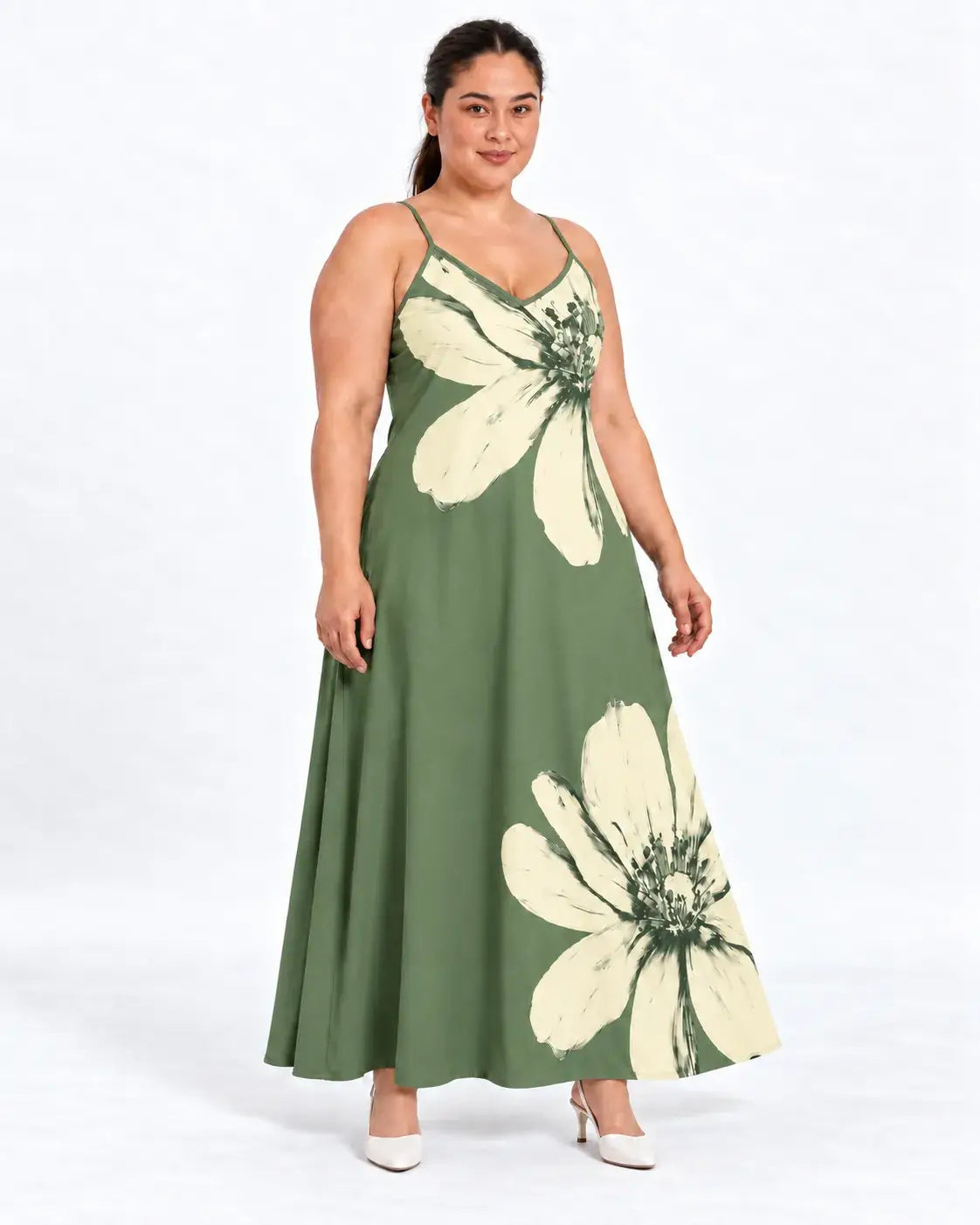 Modelo usando vestido longo plus size verde com flores claras, alças finas e decote em V, em vista frontal.