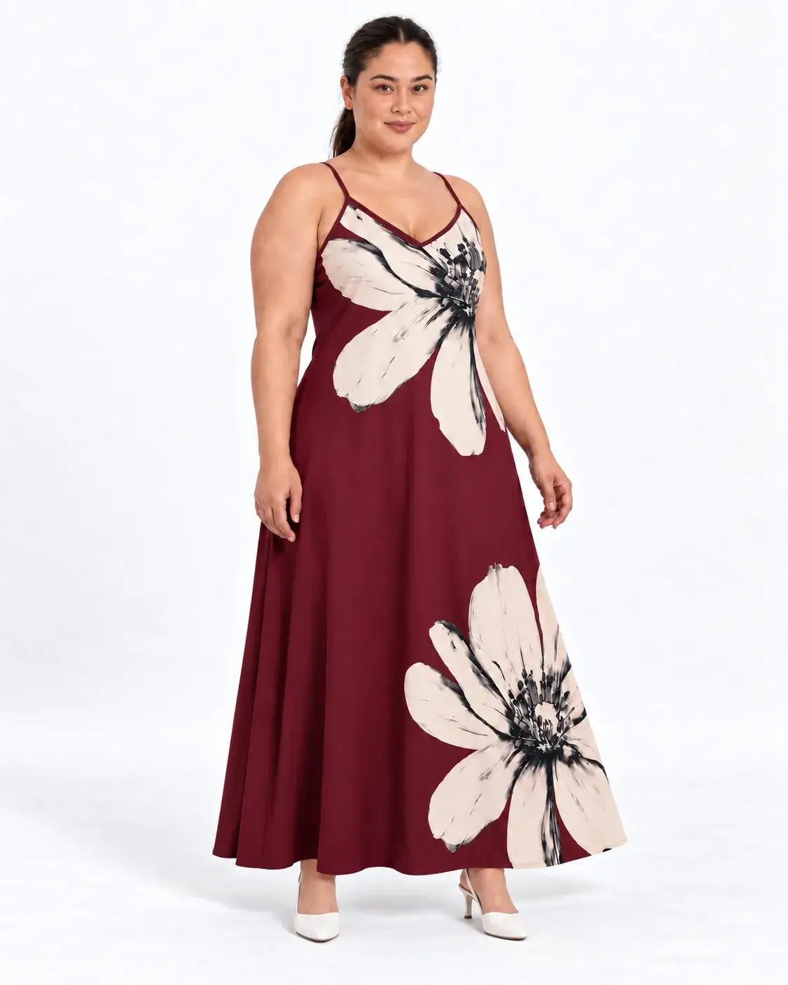 Modelo usando vestido longo plus size vinho com flores claras, alças finas e decote em V, em vista frontal.