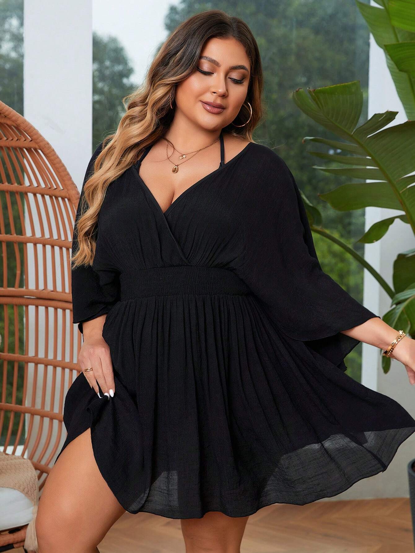 Vestido Saída de Praia Plus Size com caimento slim fit, decote V e tecido leve. Sofisticação, conforto e versatilidade para seus momentos à beira-mar!
